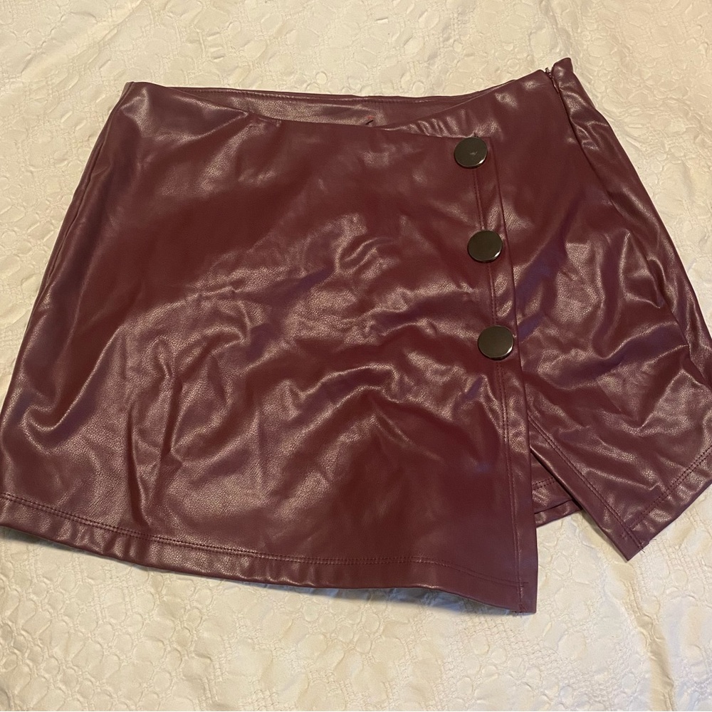 🦋2/$22 NWT Burgundy / Wine faux leather skort